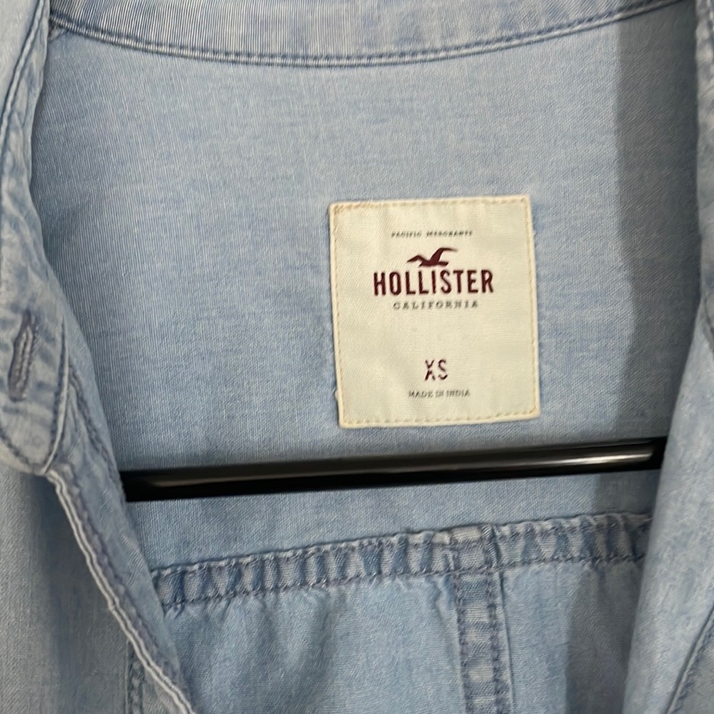 Hollister button up top - Picture 5 of 6